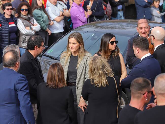 GRAF7901. TORRE DEL BIERZO (LEÓN), 01/04/2025.- La ministra para la Transición Ecológica, Sara Aagesen (c), durante el entierro de David Álvarez, uno de los mineros fallecidos, este martes en Torre del Bierzo. Castilla y León y Asturias se han teñido este martes de luto por los cinco mineros leoneses fallecidos, con banderas a media asta, minutos de silencio y muestras de pésame y cariño a familiares y amigos.EFE/ Ana F Barredo