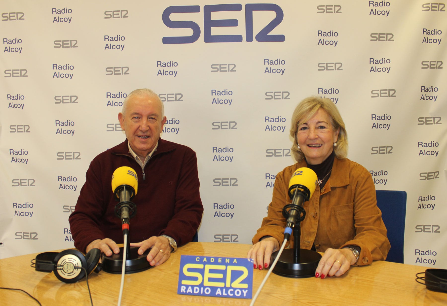 Romualdo Coderch y Lirios Aracil, en el estudio central de Radio Alcoy