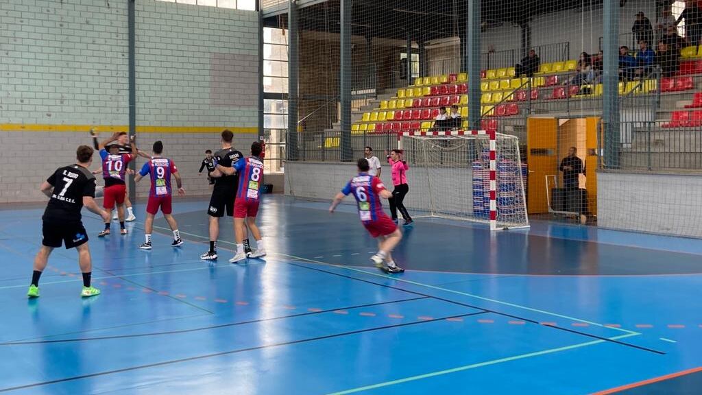 El Bm. Elda - C.E.E. logra tres puntos de oro en Almoradí