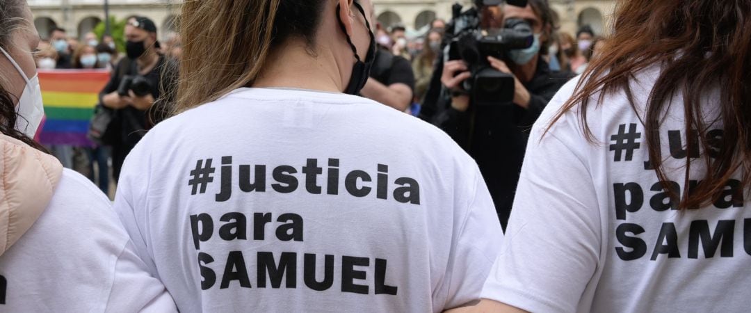 Los amigos de Samuel durante una manifestación para condenar el asesinato del joven de 24 años el pasado sábado en A Coruña debido a una paliza, a 5 de julio de 2021, en A Coruña, Galicia