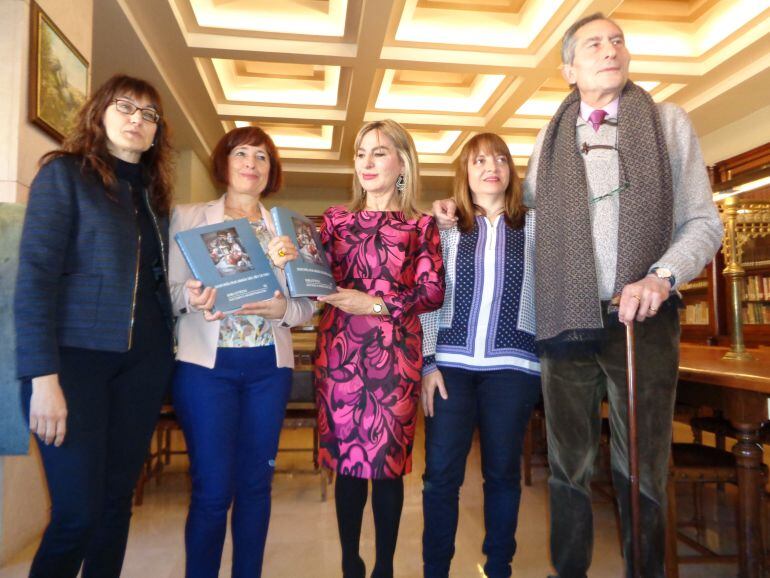 La concejal de Cultura posa en el centro de la imagen con los coordinadores de esta publicación