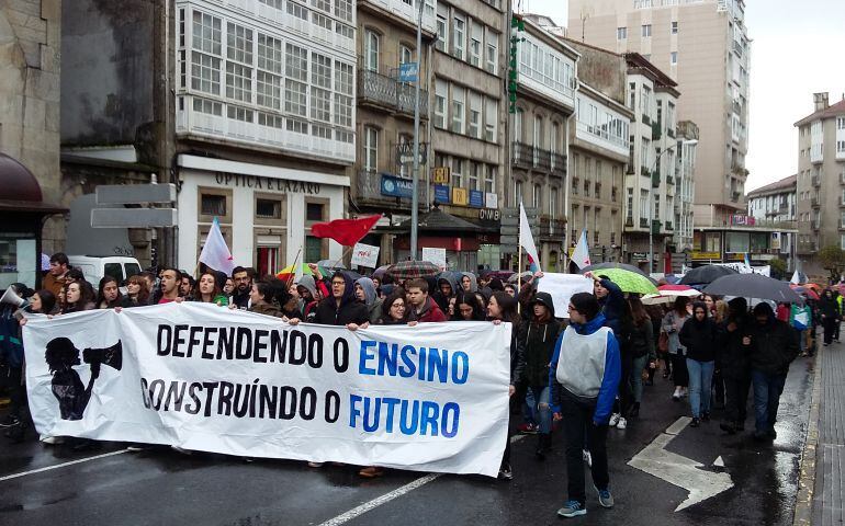 Centenares de estudiantes acudieron a la manifestación contra la Lomce y el Decreto 3+2 en Santiago de Compostela, el pasado mes de abril.