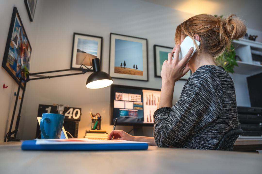 Una mujer teletrabaja desde su casa.