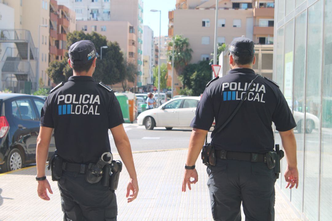 Imagen de dos agentes de la Policía Local de Ibiza