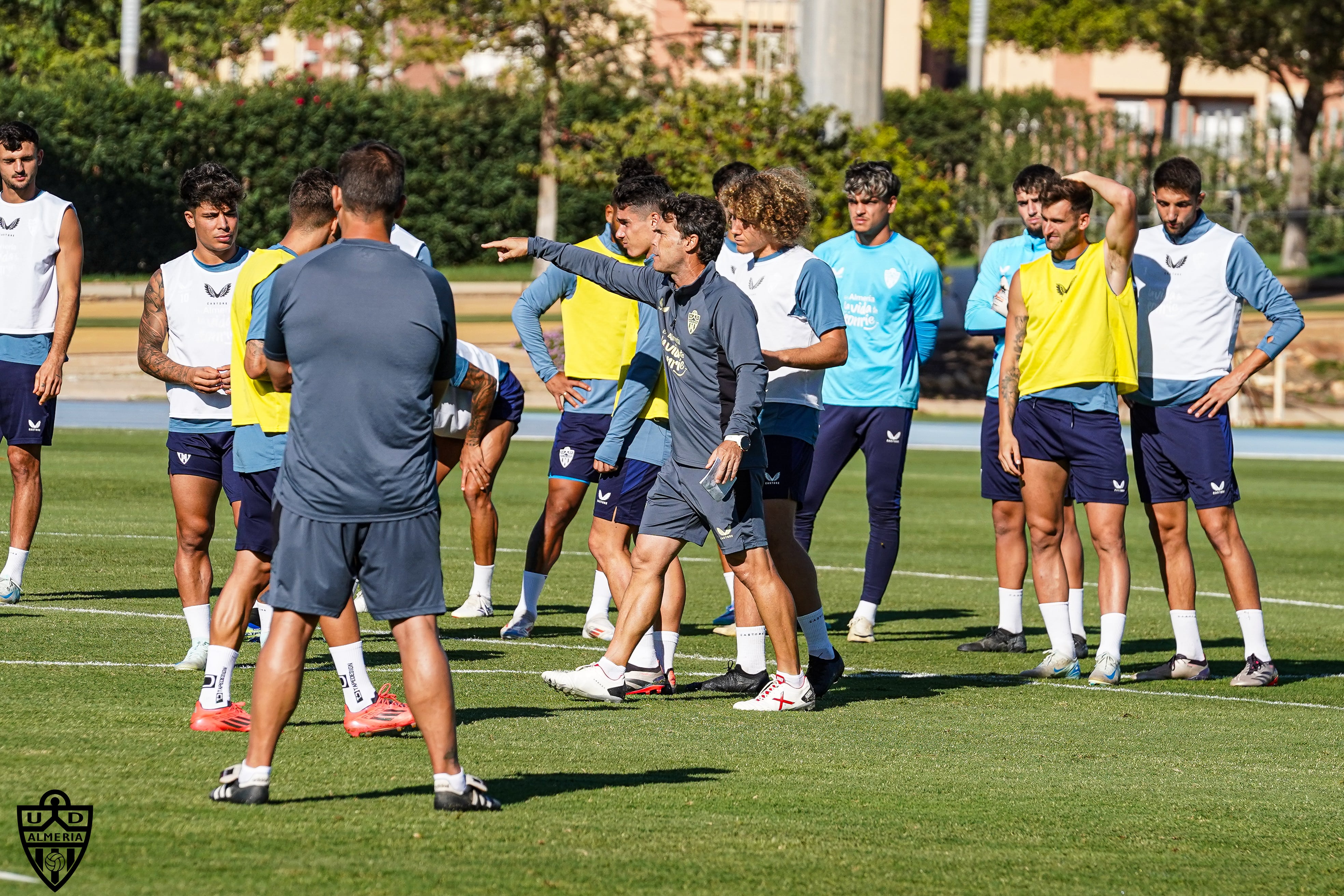 Rubi dando instrucciones a la plantilla en el campo Anexo del Estadio de los Juegos Mediterráneos.