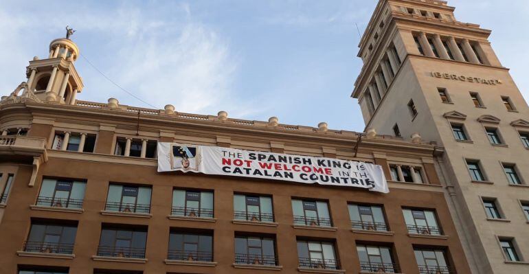 La pancarta colgada por unos activistas, con un mensaje contra el Rey en inglés