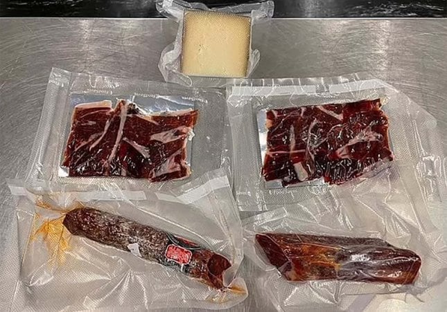 El jamón, el chorizo, el lomo y el queso encontrado por las autoridades de Australia en la maleta de un joven español