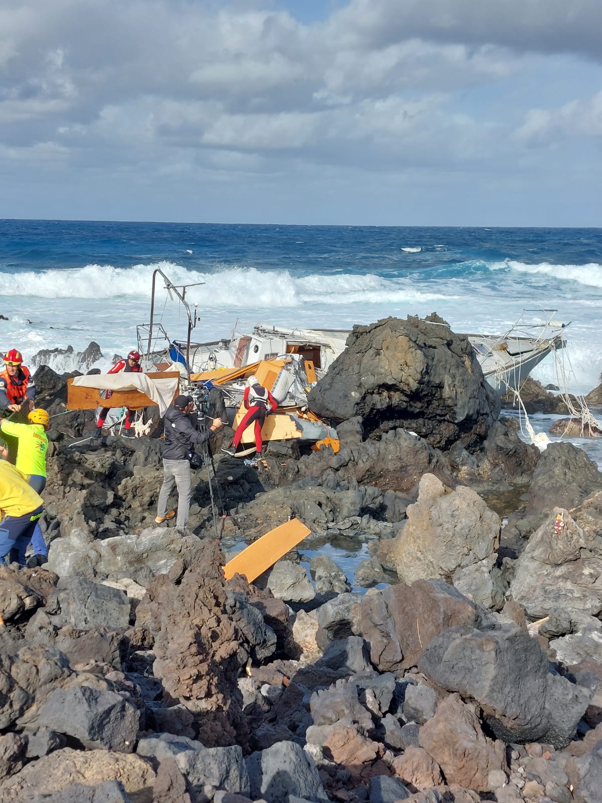 Los servicios de emergencia en la zona donde encalló el velero.