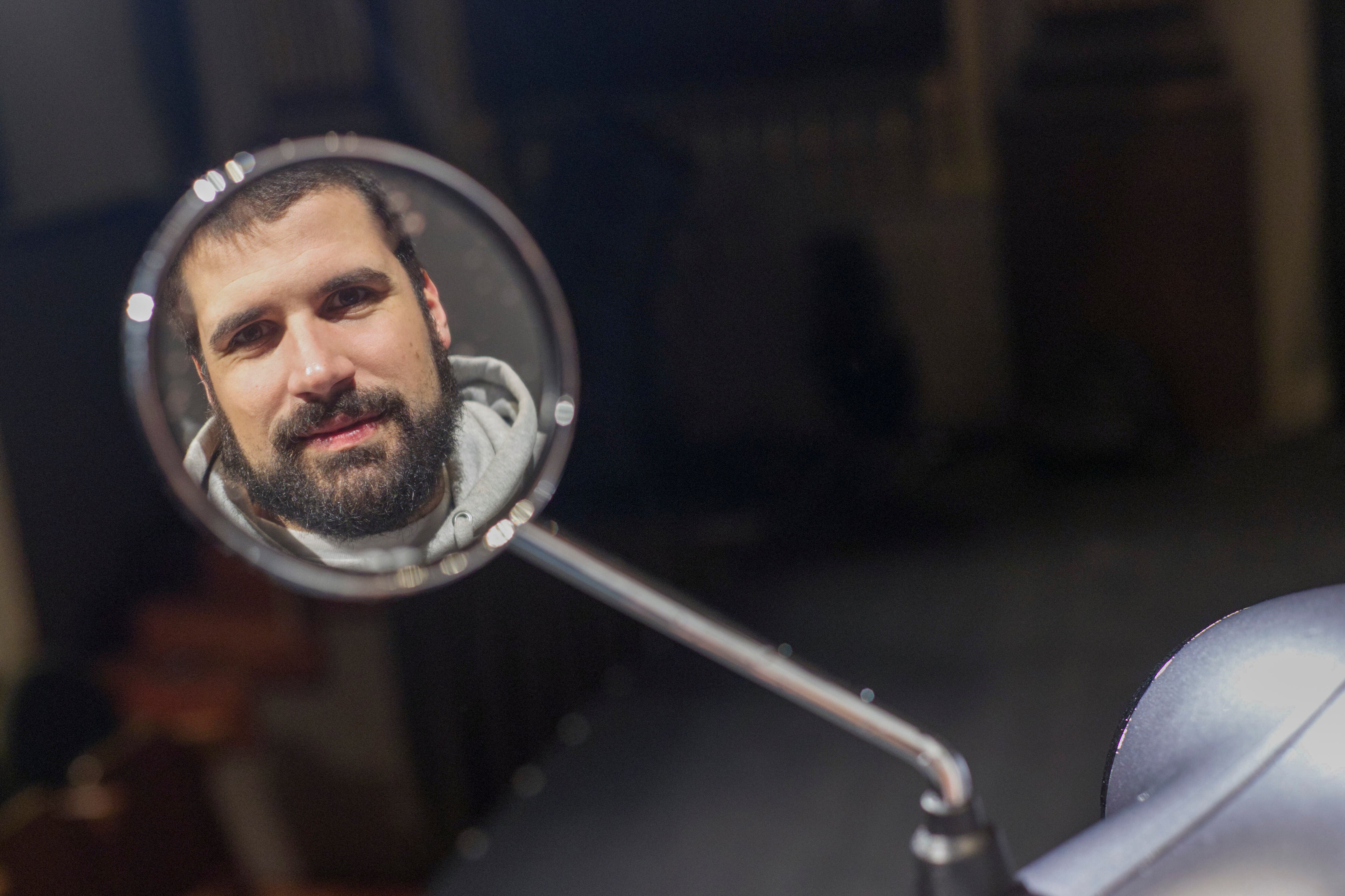 FERROL, 03/11/2022.- El empresario Emilio Froján, este jueves en el teatro Jofre. Emilio Froján, nacido en 1991 en la localidad pontevedresa de Caldas de Reis, destapó el tarro de las esencias de Velca en plena antesala de la pandemia y su firma, centrada en el sector de la movilidad eléctrica, encara nuevos desafíos como experiencia de éxito en el emprendimiento, un espejo en el que verse reflejado. Ha detallado su periplo este jueves en el acto "Crear, innovar, aprender", que ha celebrado en el teatro Jofre la Asociación de Jóvenes Empresarios de Ferrolterra EFE/kiko delgado