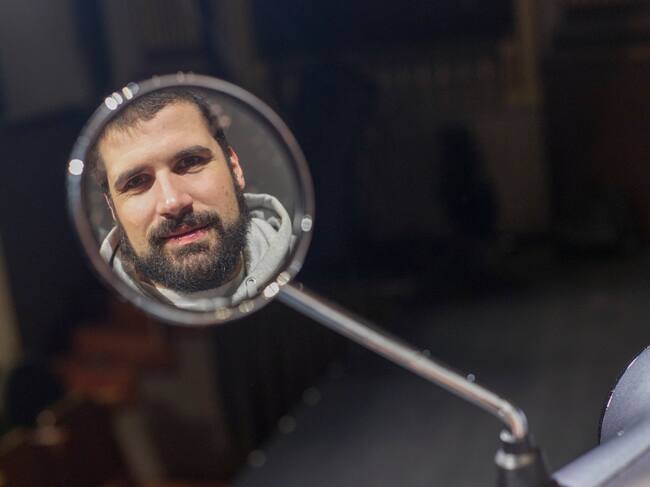 FERROL, 03/11/2022.- El empresario Emilio Froján, este jueves en el teatro Jofre. Emilio Froján, nacido en 1991 en la localidad pontevedresa de Caldas de Reis, destapó el tarro de las esencias de Velca en plena antesala de la pandemia y su firma, centrada en el sector de la movilidad eléctrica, encara nuevos desafíos como experiencia de éxito en el emprendimiento, un espejo en el que verse reflejado. Ha detallado su periplo este jueves en el acto "Crear, innovar, aprender", que ha celebrado en el teatro Jofre la Asociación de Jóvenes Empresarios de Ferrolterra EFE/kiko delgado