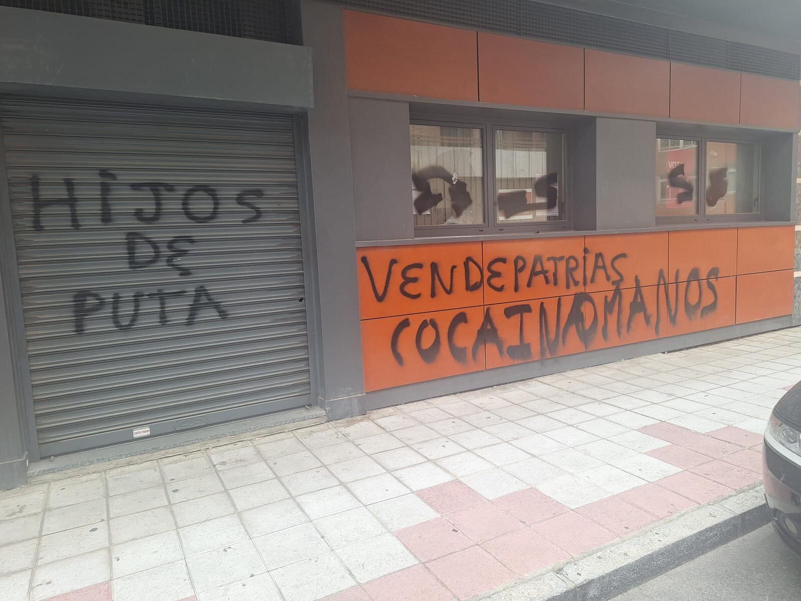 Imagen de cómo ha amanecido la sede del PsOE leonés está mañana