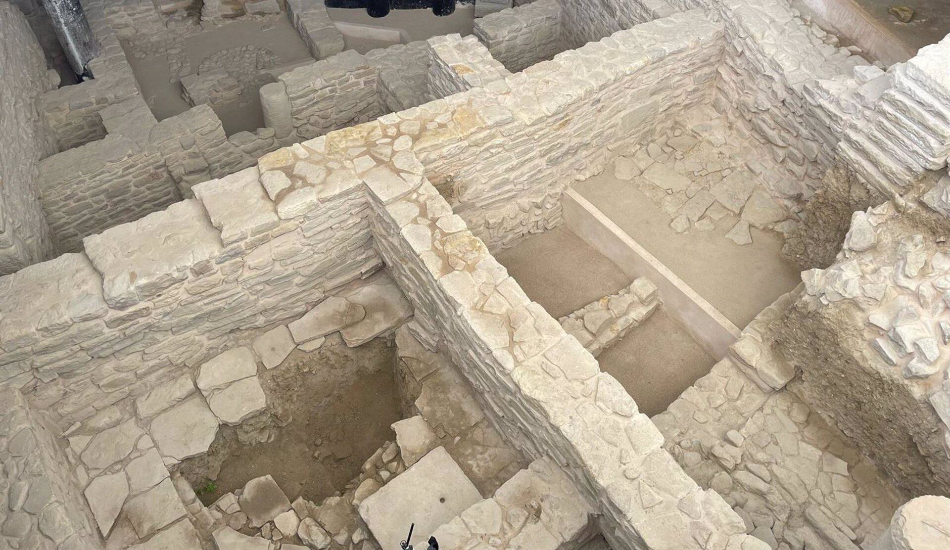 Interior de la cisterna romana de La Calderona durante los trabajos para su restauración