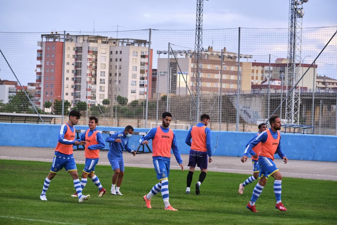 La plantilla de la Arandina durante un calentamiento.