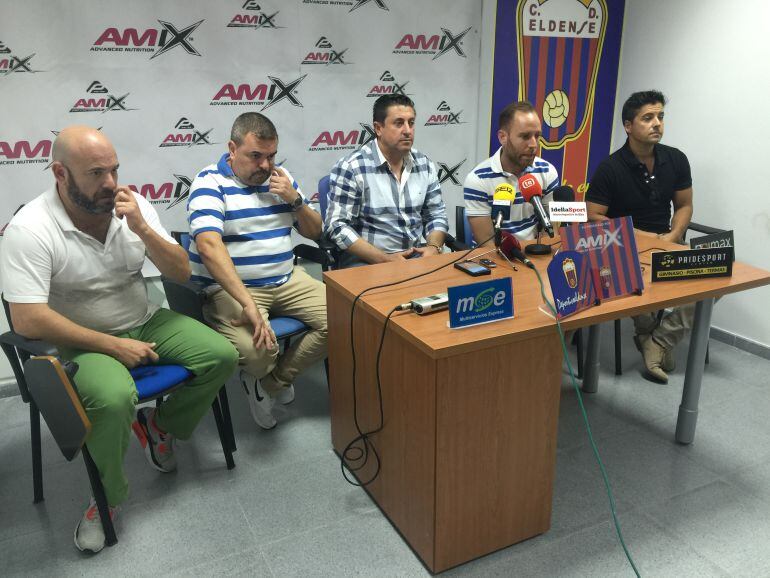 Parte de la directiva del Eldense con su presidente, Germán Torregrosa, en el centro