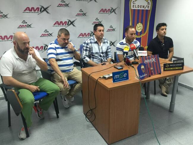 Parte de la directiva del Eldense con su presidente, Germán Torregrosa, en el centro