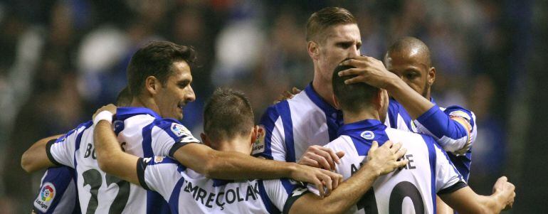 Los jugadores del Deportivo celebran el gol marcado en propia puerta por el defensa Íñigo Martínez de la Real Sociedad-