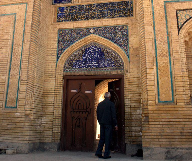 Un hombre visita la mezquita Omar al-Suhrawardi en Bagdad