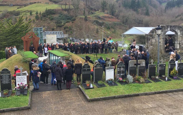 Momento del acto en el que restos de 24 personas se han inhumado en el Columbario de Elgoibar. 