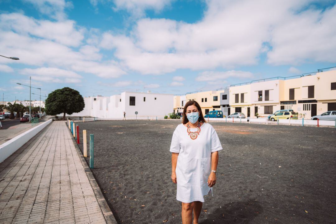 La alcaldesa de Arrecife, Ástrid Pérez, visitando la zona donde se construirá el parque.