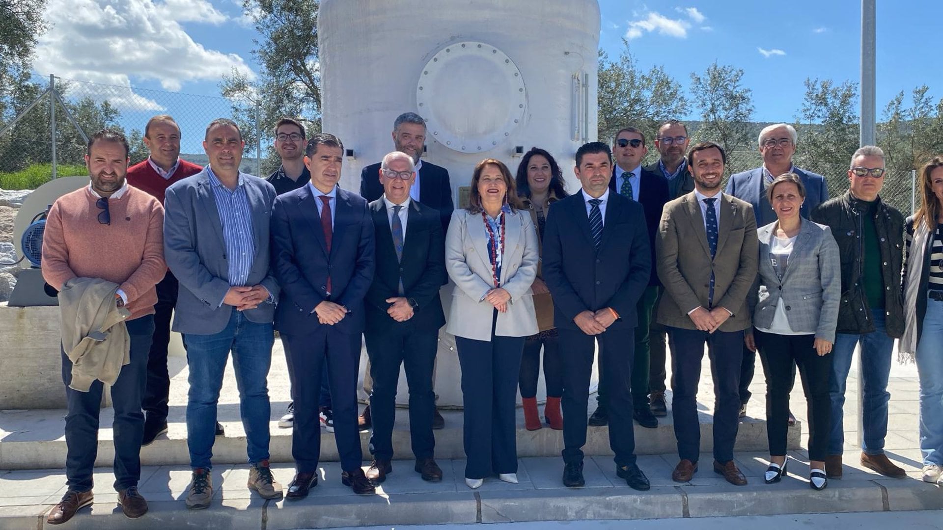 Foto de familia tras la inauguración de la EDAR