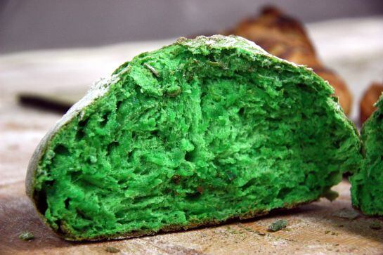 Pla detall del pa de calçots.