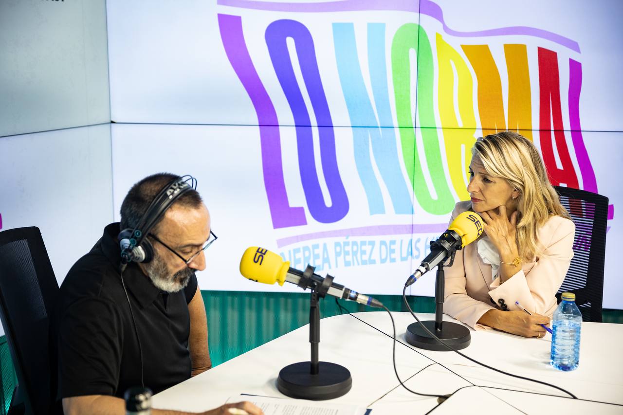 Yolanda Díaz junto a Antonio Nuño en los estudios centrales de la Cadena SER durante una entrevista en Lo Normal Podcast.