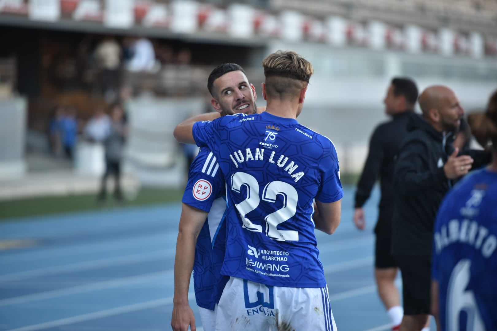 Juan Luna abraza a Álvaro Rey tras el gol del Xerez CD