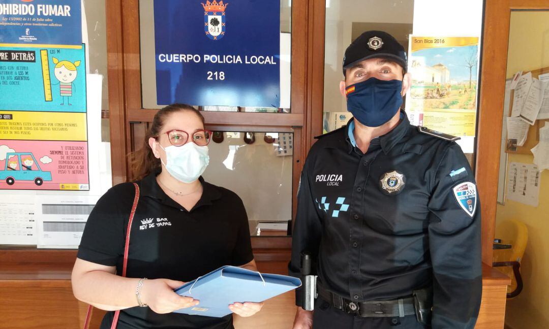 Ángela Gómez, vecina de Moral de 24 años de edad, durante la entrega de la carpeta con más de 2.400 euros en la comisaria de la Policía Local 