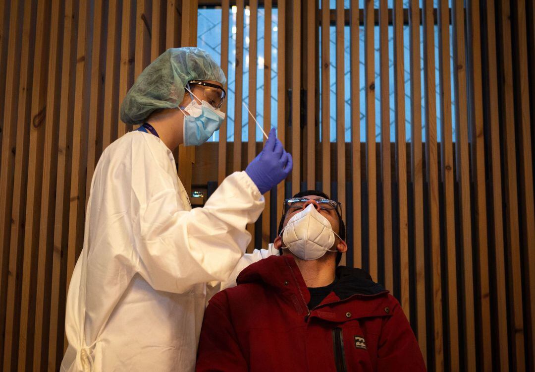 Profesionales sanitarios realizan test antígenos masivos de detección de la COVID-19