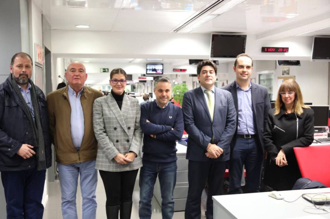 Los alcaldes de Arroyomolinos, Navalcarnero, Móstoles y Alcorcón junto con José Manuel Calvo, concejal de Ahora Madrid, durante su participación en la Ventana de Madrid para hablar de los semáforos de la A-5 (foto de archivo)