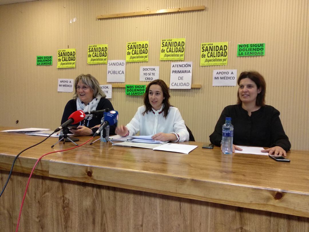 Sara Esteban (en el centro) ha conseguido reunir 12.000 firmas por una sanidad digna