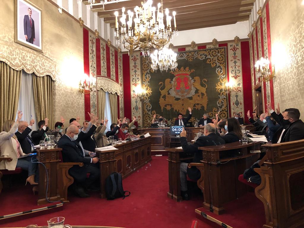 Momento en el que el Pleno vota la concesión de la Medalla de Honor de la Ciudad a la Policía Local