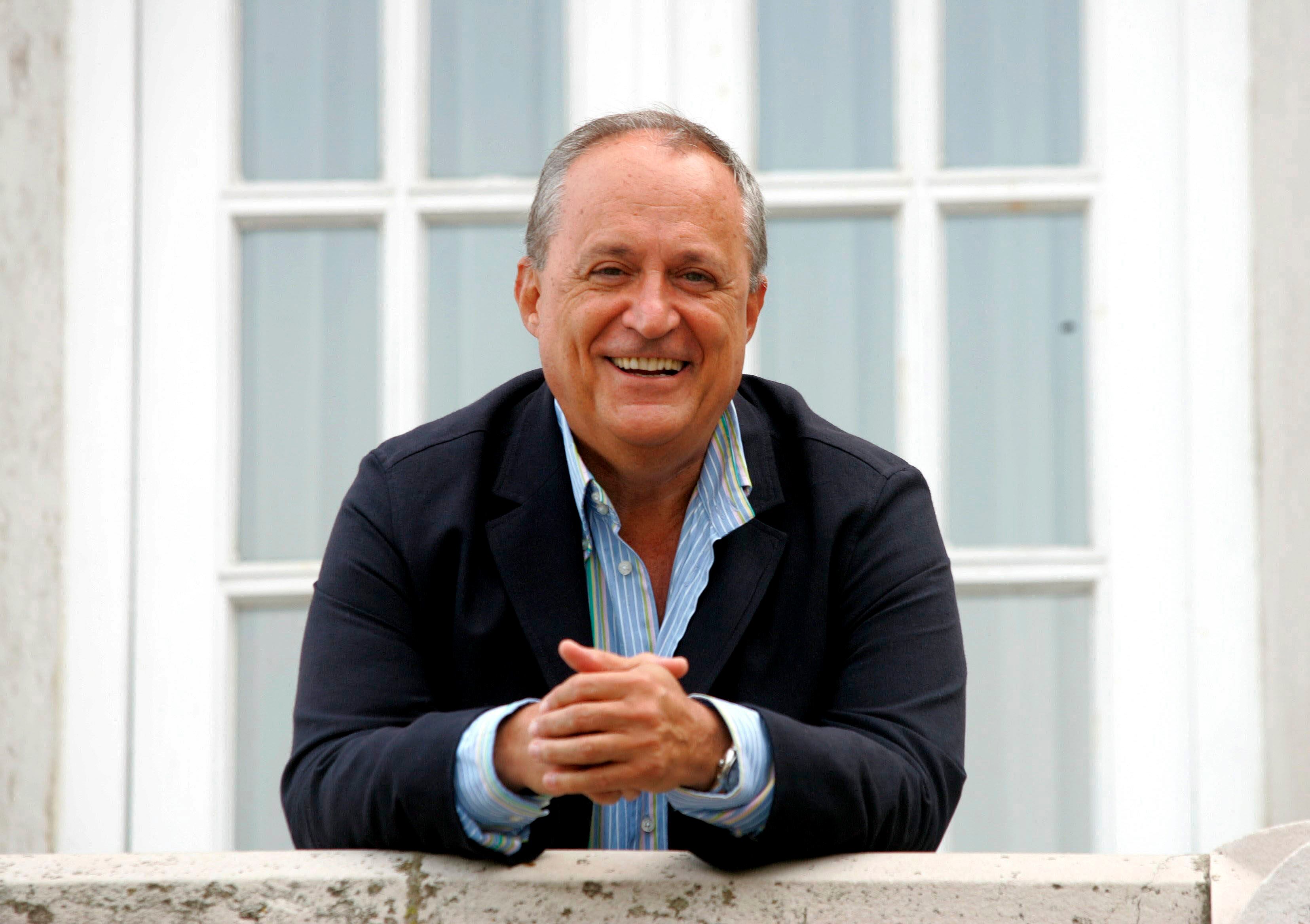 GRAF2702. MADRID, 03/07/2022.- Fotografía fechada el 26 de mayo de 2010 que muestra al historiador Fernando García de Cortázar posando durante una entrevista con EFE. El escritor y jesuíta García de Cortázar ha fallecido este domingo en Madrid. Había sido ingresado por una perforación intestinal y, pese a que fue operado, murió a causa de una complicación postoperatoria. EFE/Francisco J. de las Heras
