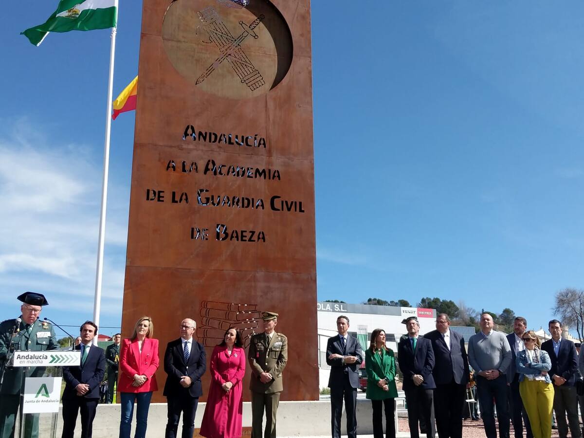 Baeza inaugura un monumento a la Guardia Civil