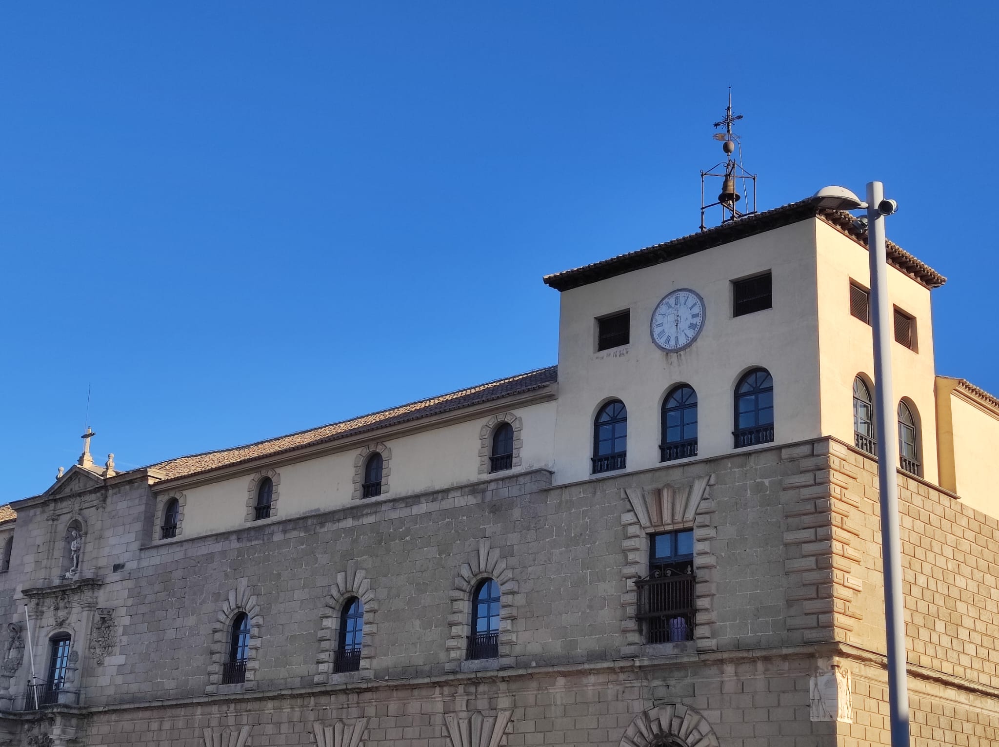 Imagen del reloj del Hospital de Tavera de Toledo sin las manecillas