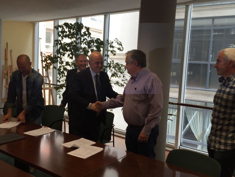 Blas Mezquita, presidente de Sniace y Antonio Portilla, secretario del Comité de Empresa, firman el acuerdo laboral. 