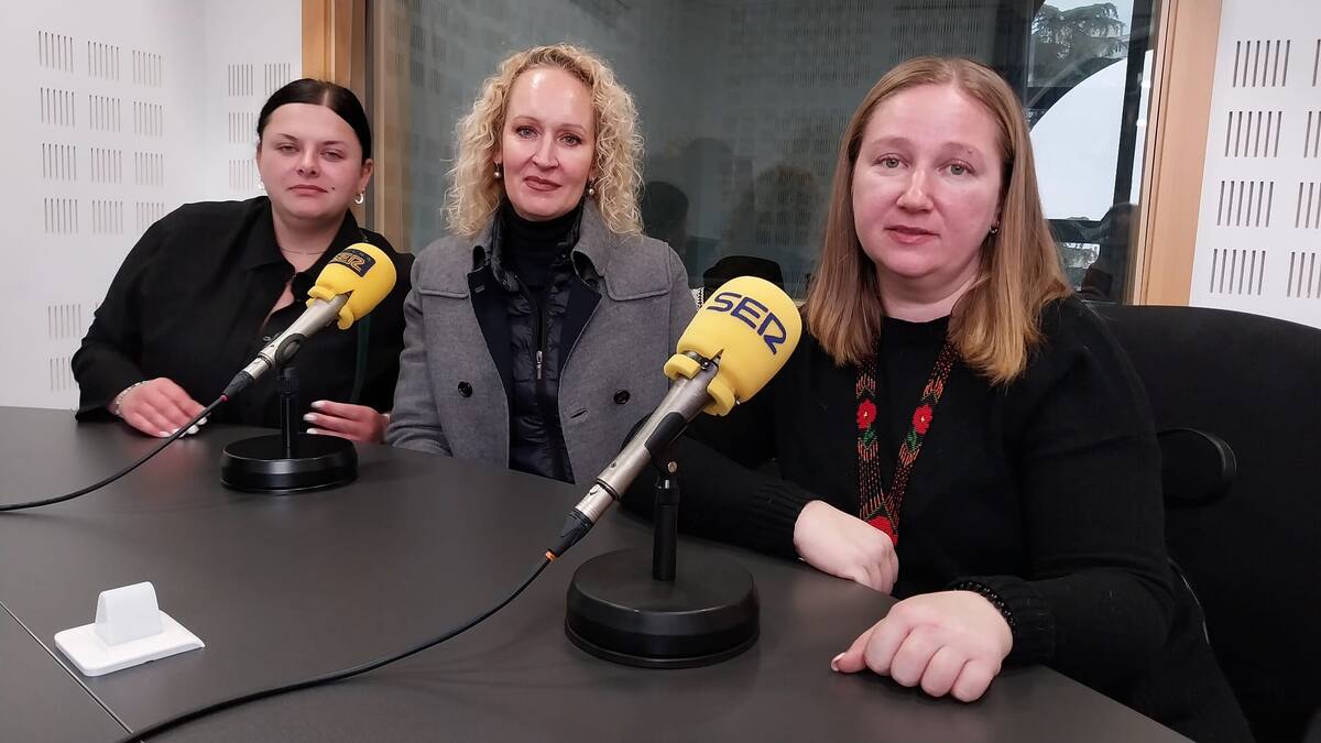 Entrevista a Anastasia Nekrasova, fotógrafa urcraniana de la exposición 'La mujer ucraniana en destierro forzado', además de a otras dos mujeres refugiadas.