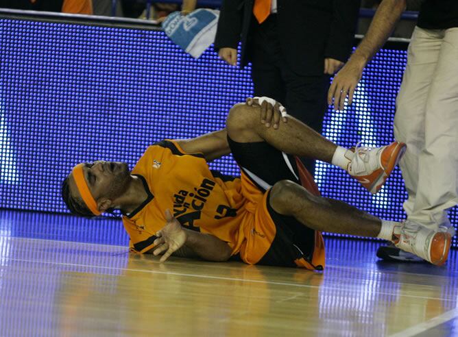 Gerald Fitch cae lesionado ante el Valencia