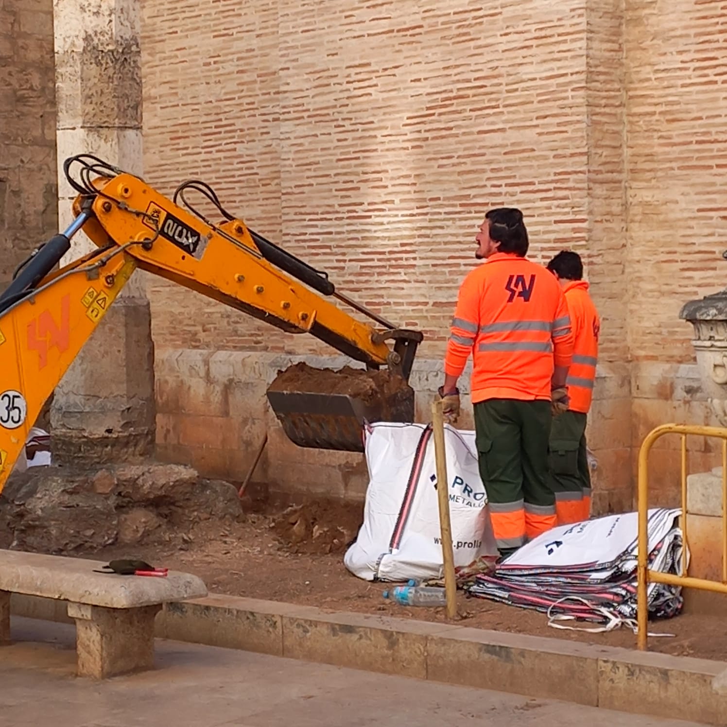 Operarios trabajando en los jardines anexos a la Catedral de València