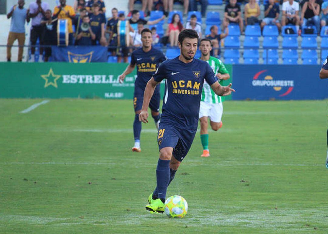 Kevin Presa controla un balón