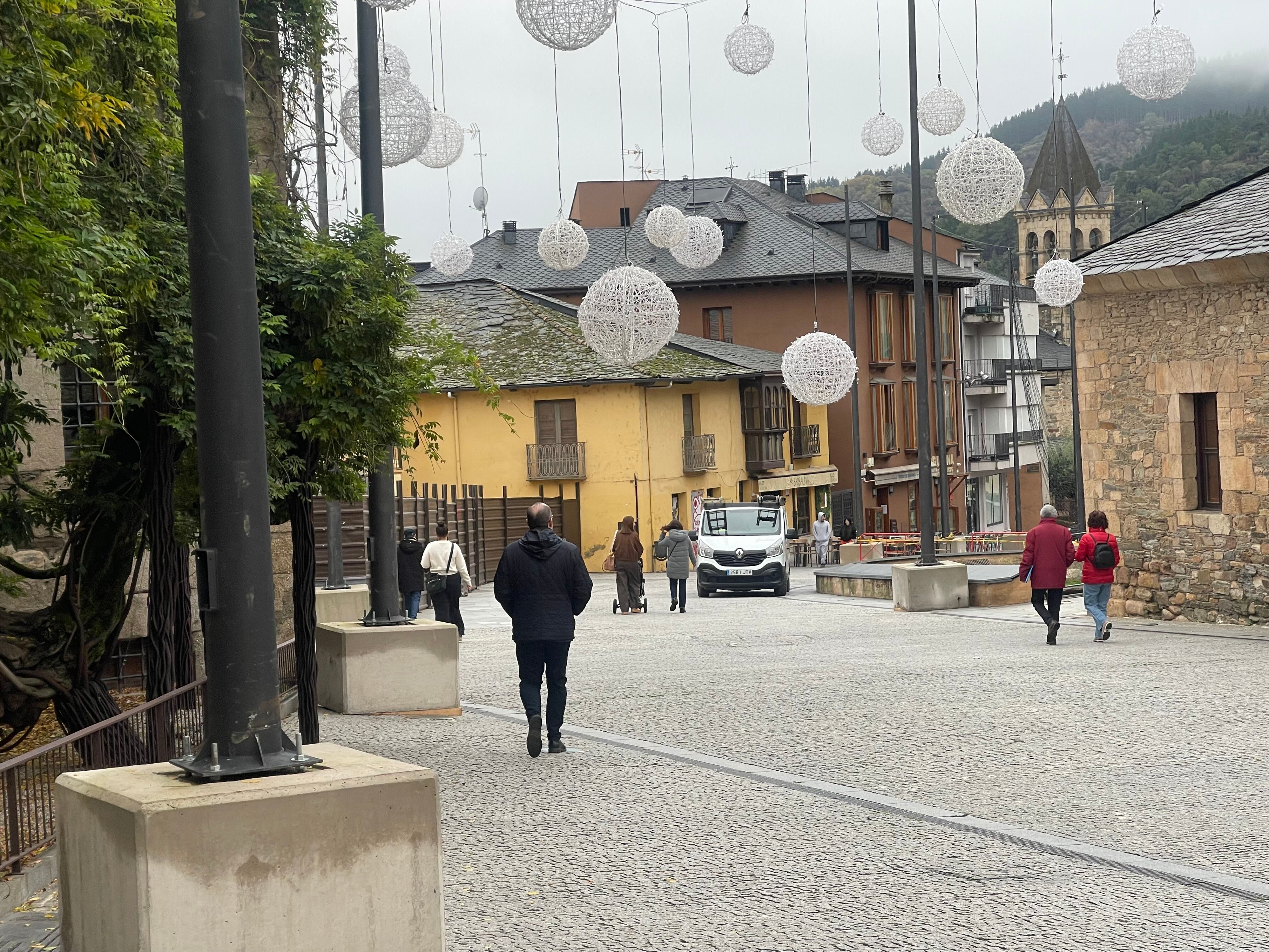 Ornamentación navideño en la calle Gil y Carrasco