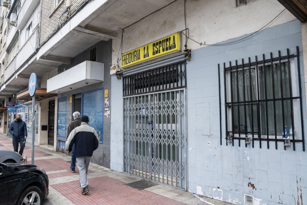 Fachada del bar Freiduría La Espuela, donde el martes fueron encontrados dos cadáveres.