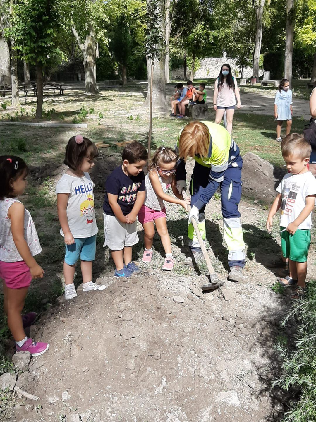 Un grupo de niños participa en la plantación de árboles en el parque de la Huerta del Duque de Cuéllar