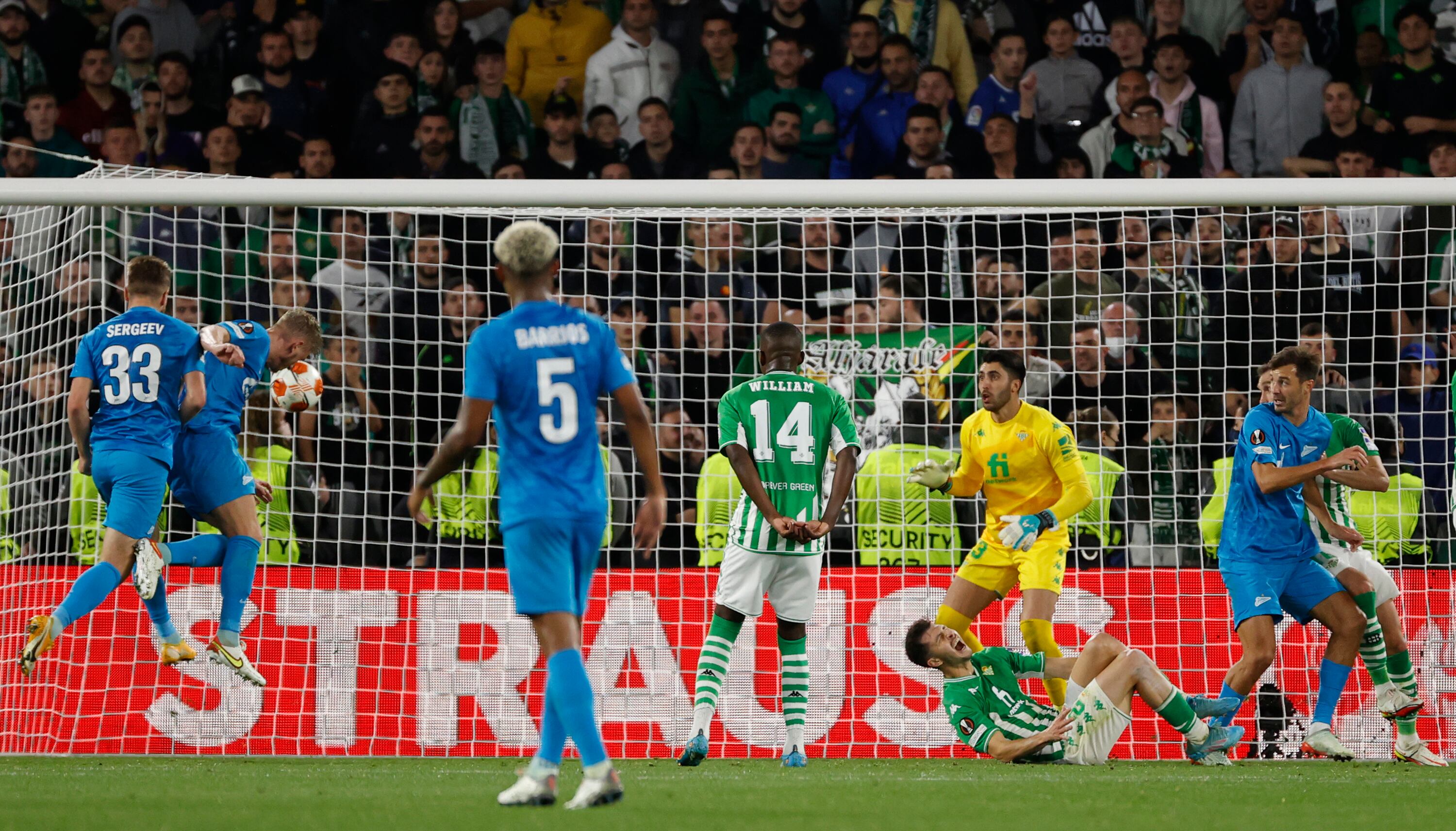 SEVILLA, 24/02/2022.- El centrocampista del Zenit, Dmitriy Chistyakov (2i), remata en la jugada del gol anulado al equipo ruso por la falta cometida sobre el jugador argentino del Betis, Guido Rodríguez (3d), durante el encuentro correspondiente a la vuelta de los dieciseisavos de final de la Liga Europa que han disputado hoy jueves en el estadio Benito Villamarín, en Sevilla. EFE/Julio Muñoz.
