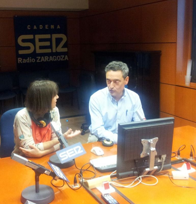 El investigador Carlos Martín en una entrevista en el programa &quot;La Rebotica&quot; de Radio Zaragoza con Eva Pérez Sorribes. 