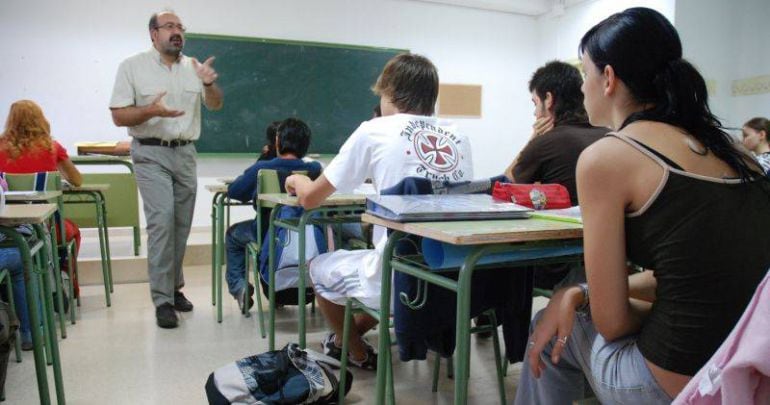 Profesor dando clase en un instituto de Cantabria