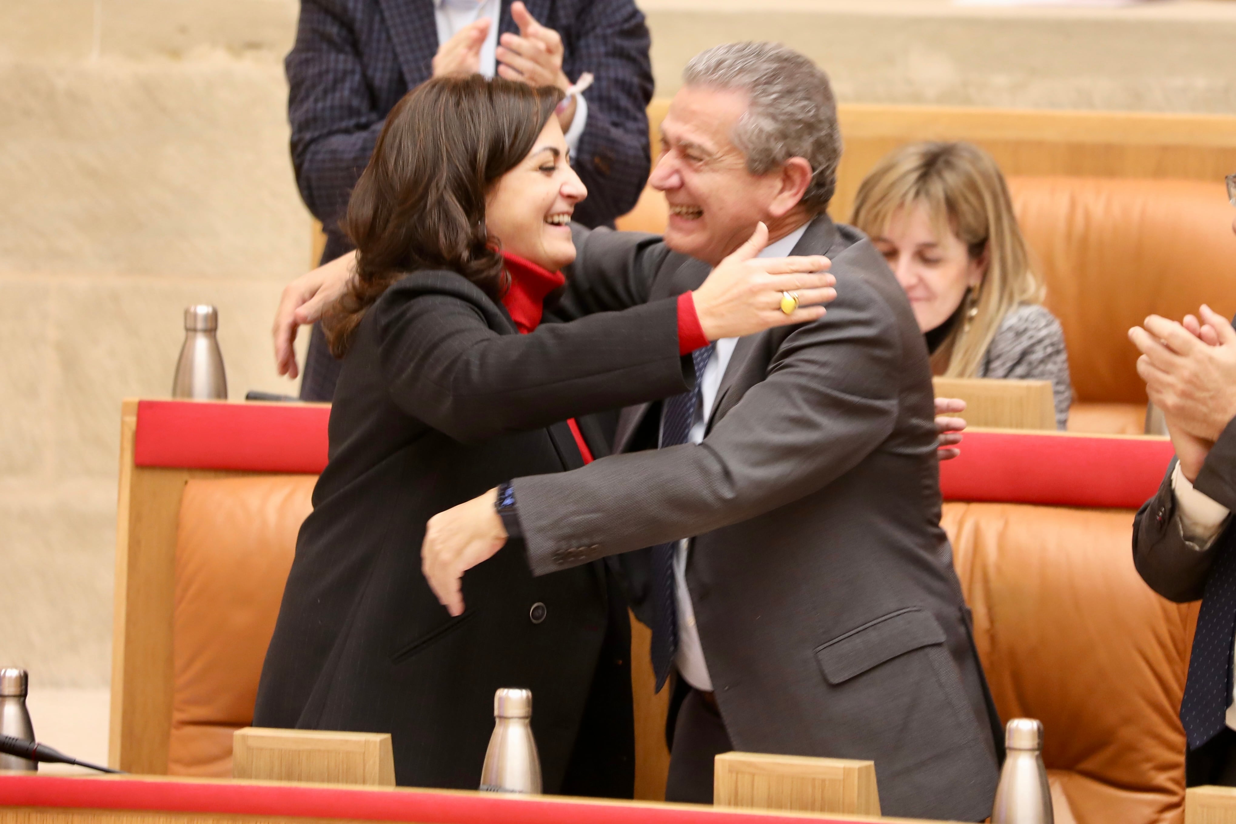 La presidenta de La Rioja, Concha Andreu, y el consejero de Hacienda, Celso González, celebran la aprobación de los presupuestos de la comunidad para 2023.