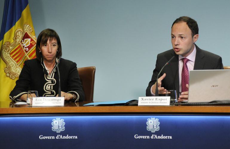 El ministre de l'Interior acompanyat de la Secretària d'Estat explica les línies mestres del seu departament per a la present legislatura