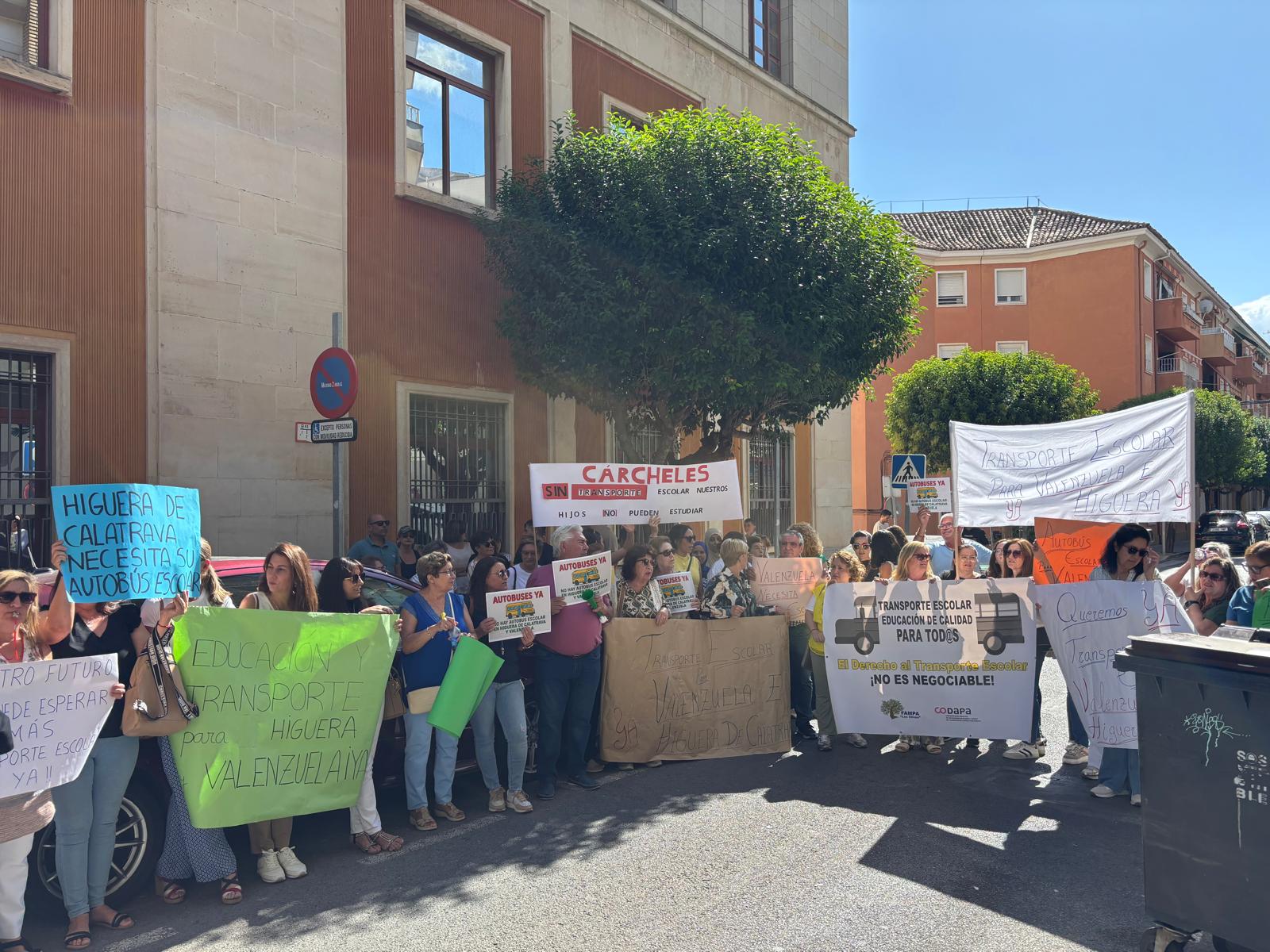 Protesta a las puertas de la Delegación de Educación por el transporte escolar.
