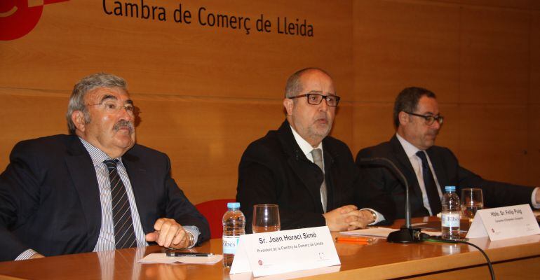 El conseller d'Empresa i Ocupació, Felip Puig, amb el president de la Fundació Cercle d'Infraestructures, Pere Macias, i el president de la Cambra de Comerç de Lleida, Joan Simó